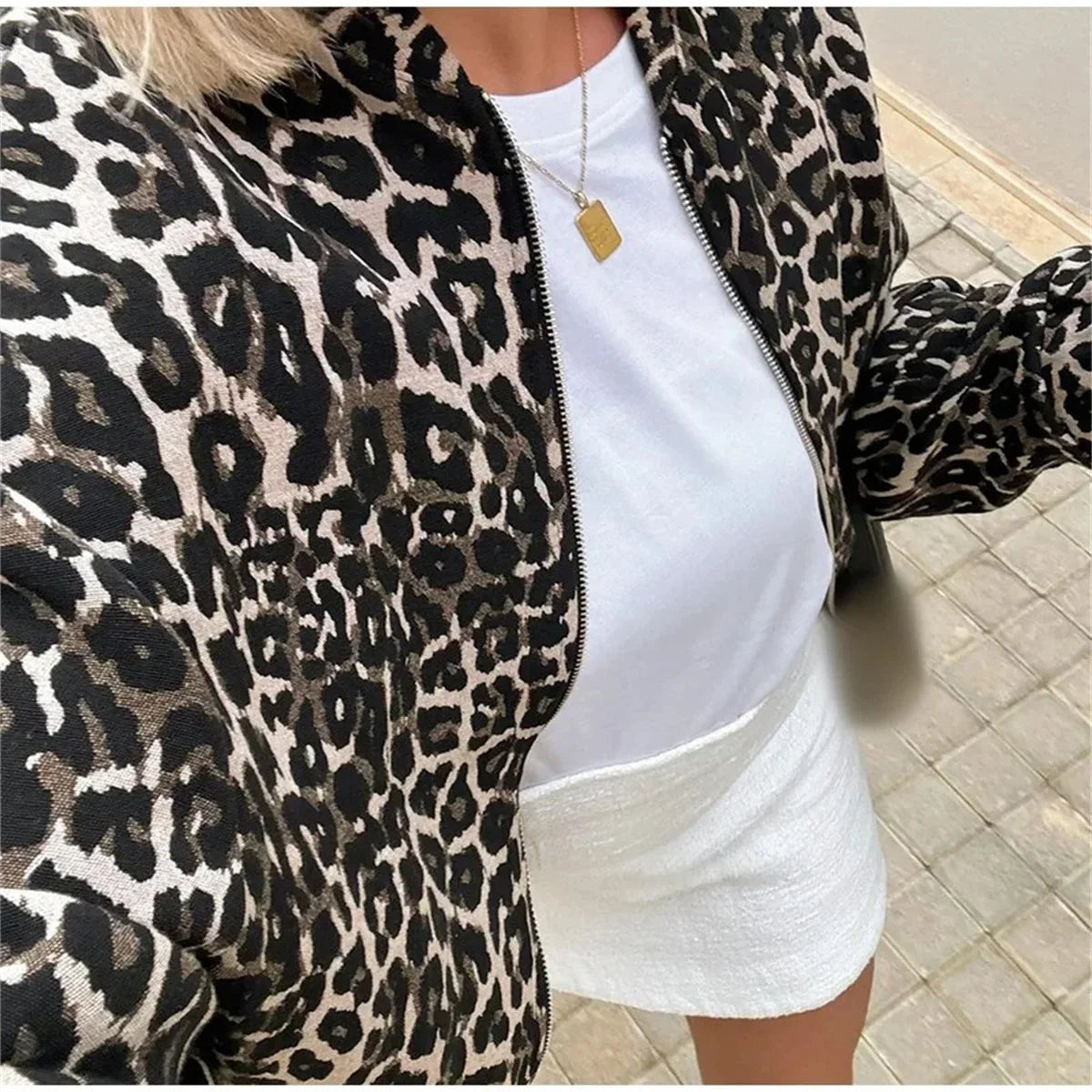 Blouson matelassé imprimé animal pour femme, détail col et fermeture avant