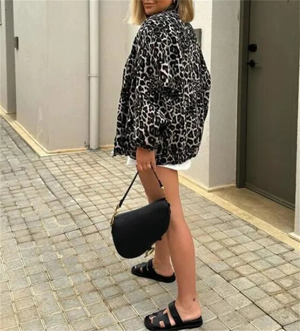 Blouson matelassé imprimé animal pour femme, vue de trois quarts