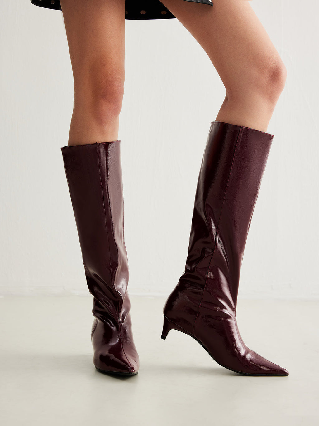Bottes hautes en cuir verni pour femme, bout pointu et talon haut, coupe ajustée