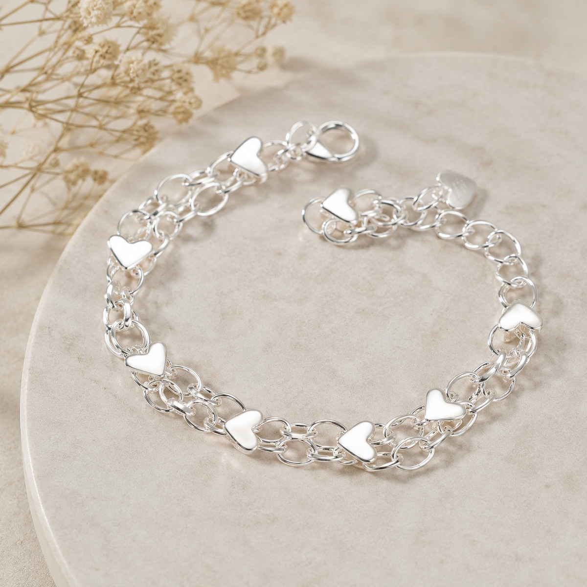 Women's heart-shaped chain bracelet with lobster clasp closure