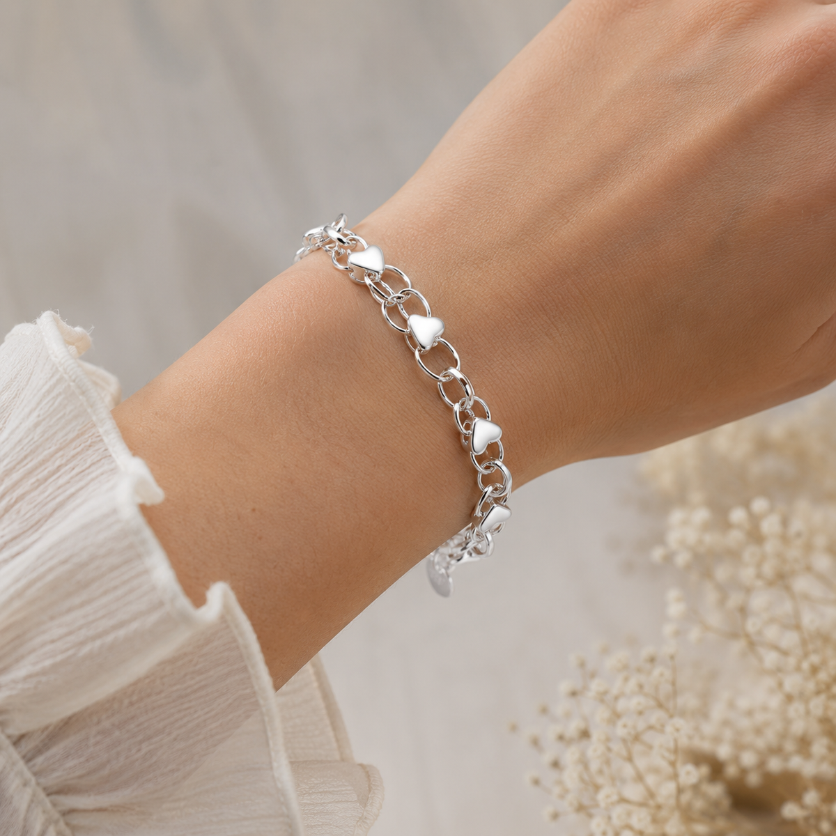 Women's metal bracelet with heart-shaped linked chain and lobster clasp