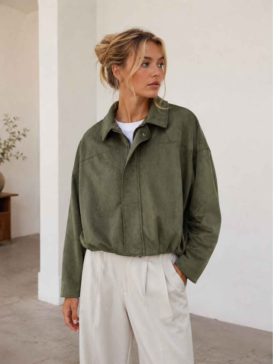 Women's relaxed-fit zip-up jacket with classic collar and dropped shoulders