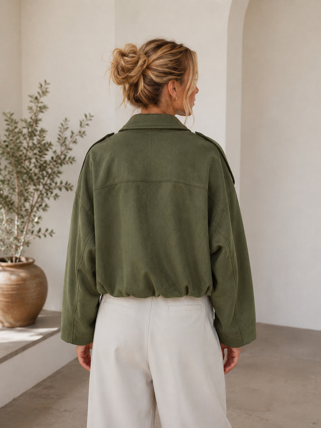 Relaxed-fit women's jacket with dropped shoulders and hip-length cut