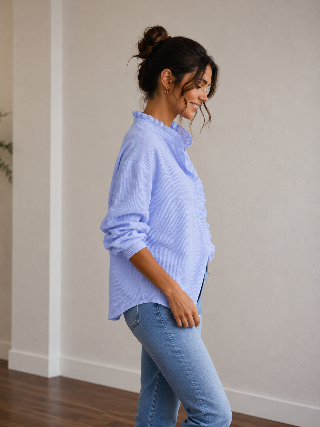 Relaxed-fit women's blouse with ruffled collar and long sleeves