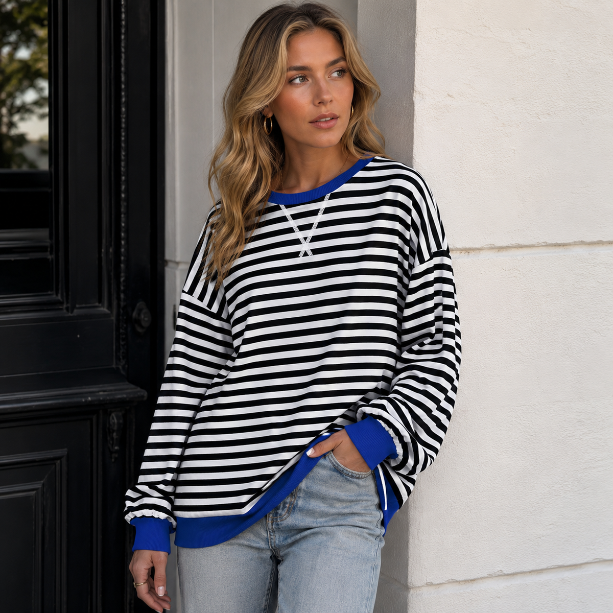 Women's striped oversized sweatshirt with contrast cuffs and hem, round neckline, long sleeves, relaxed fit