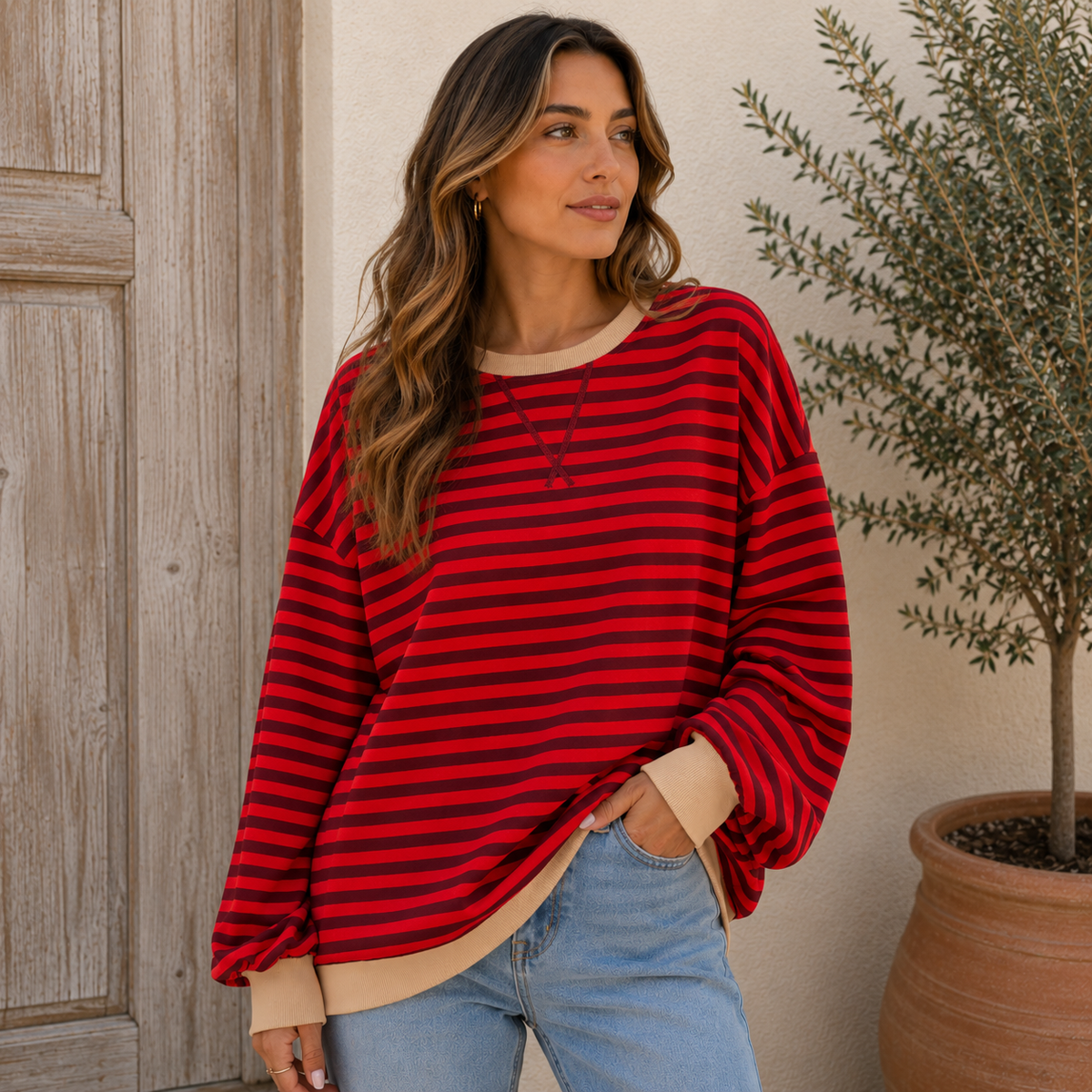 Women's oversized sweatshirt with stripe pattern and contrast cuffs, relaxed fit and round neckline