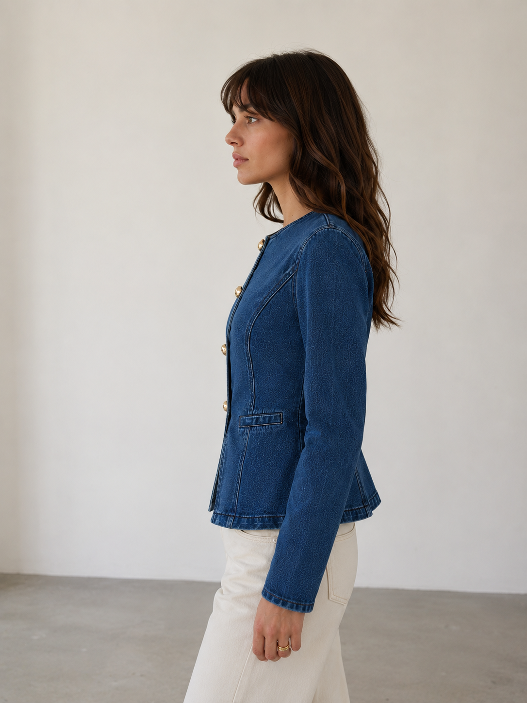 Figure-hugging denim jacket for women with long sleeves and waist-length cut