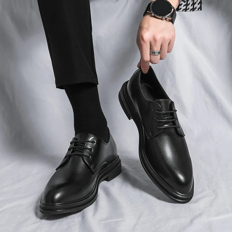 Paire de chaussures derby lacées, tige lisse, semelle légèrement surélevée