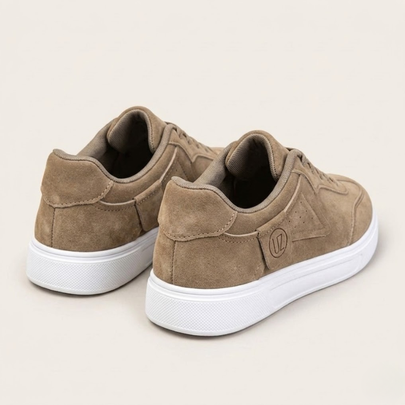 Basket basse homme en suédé, vue du dessus, languette rembourrée, lacets plats