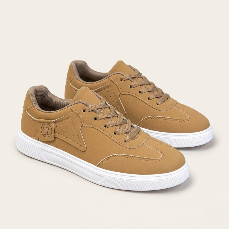 Basket basse en suédé portée au pied, coupe décontractée, lacets plats, homme
