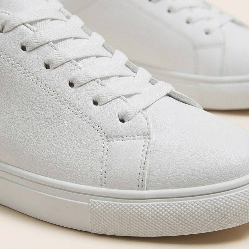 Basket basse à lacets, côté droit, construction minimaliste, usage quotidien homme