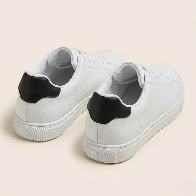 Basket à lacets, vue du dessus, languette plate, empeigne lisse, coupe basse homme