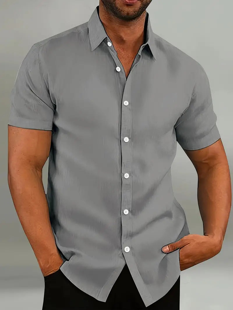 Chemise en tissu lisse à manches courtes, col structuré et boutonnage central, homme