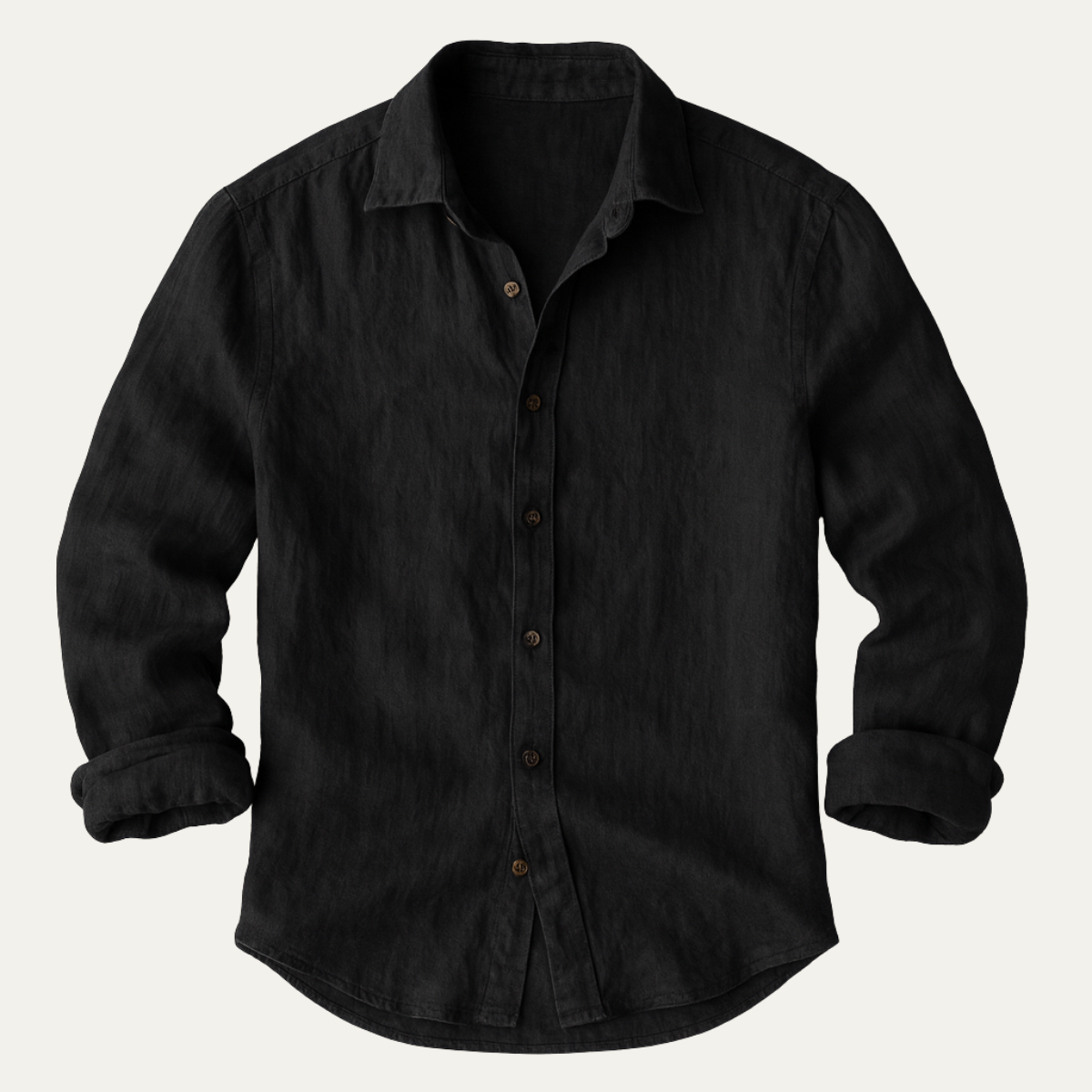 Chemise en lin à manches longues portée rentrée dans un pantalon, homme
