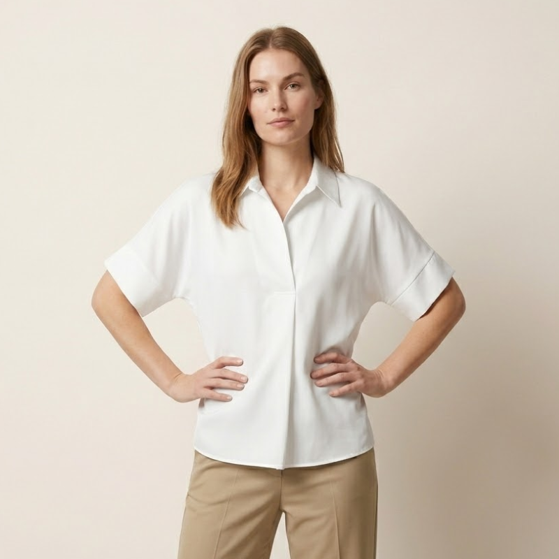 Chemise légère à manches courtes, col en V ouvert, silhouette décontractée — vue latérale