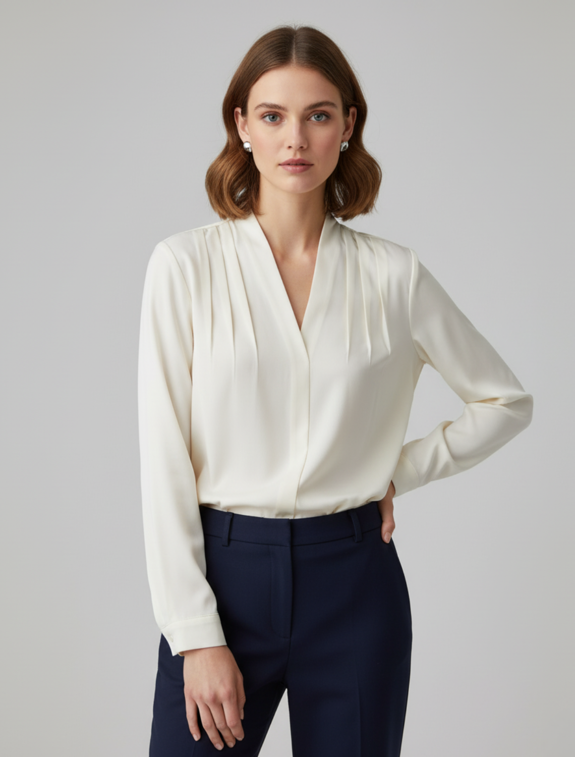Blouse en satin à manches longues, col en V et plis aux épaules, coupe droite femme