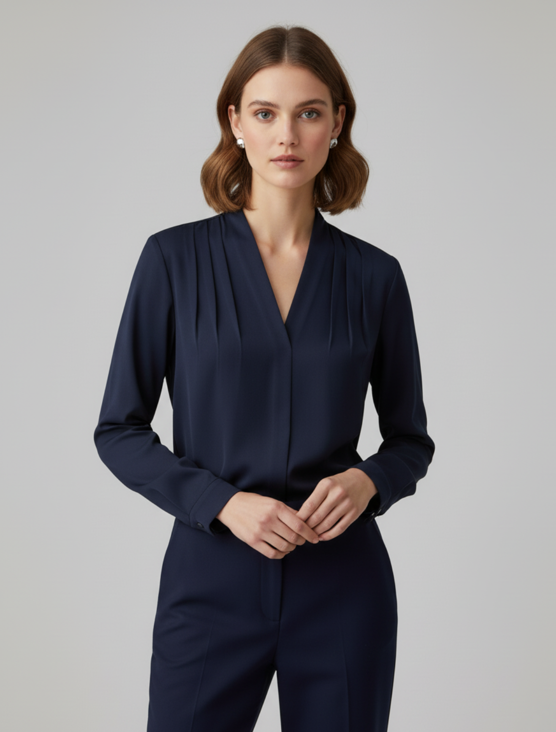 Blouse en satin fluide à col en V, manches longues et détails plissés, coupe droite