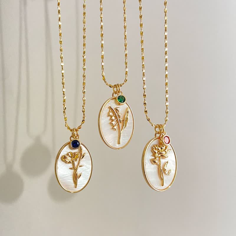 Collier délicat à pendentif ovale orné d'une fleur styliséeet d'un insert encadré