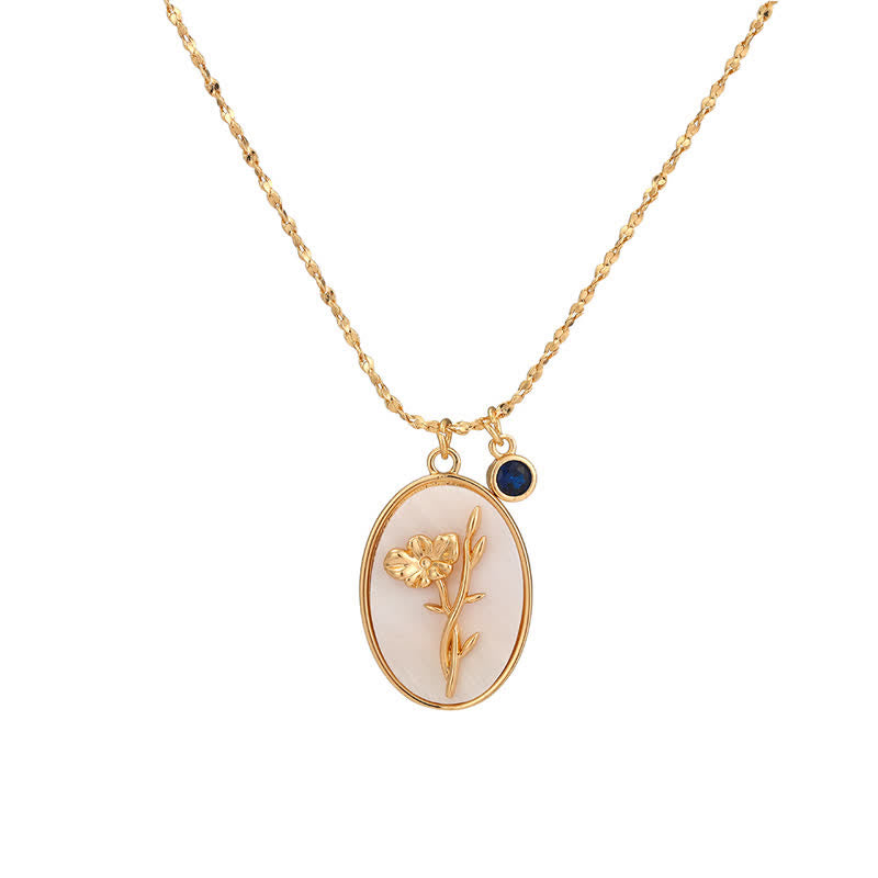 Collier à chaîne fine avec pendentif ovale, motif floral gravé et charm rond suspendu