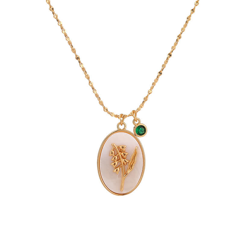 Collier pendentif ovale à fleur gravée, chaîne fine et fermoir à mousqueton