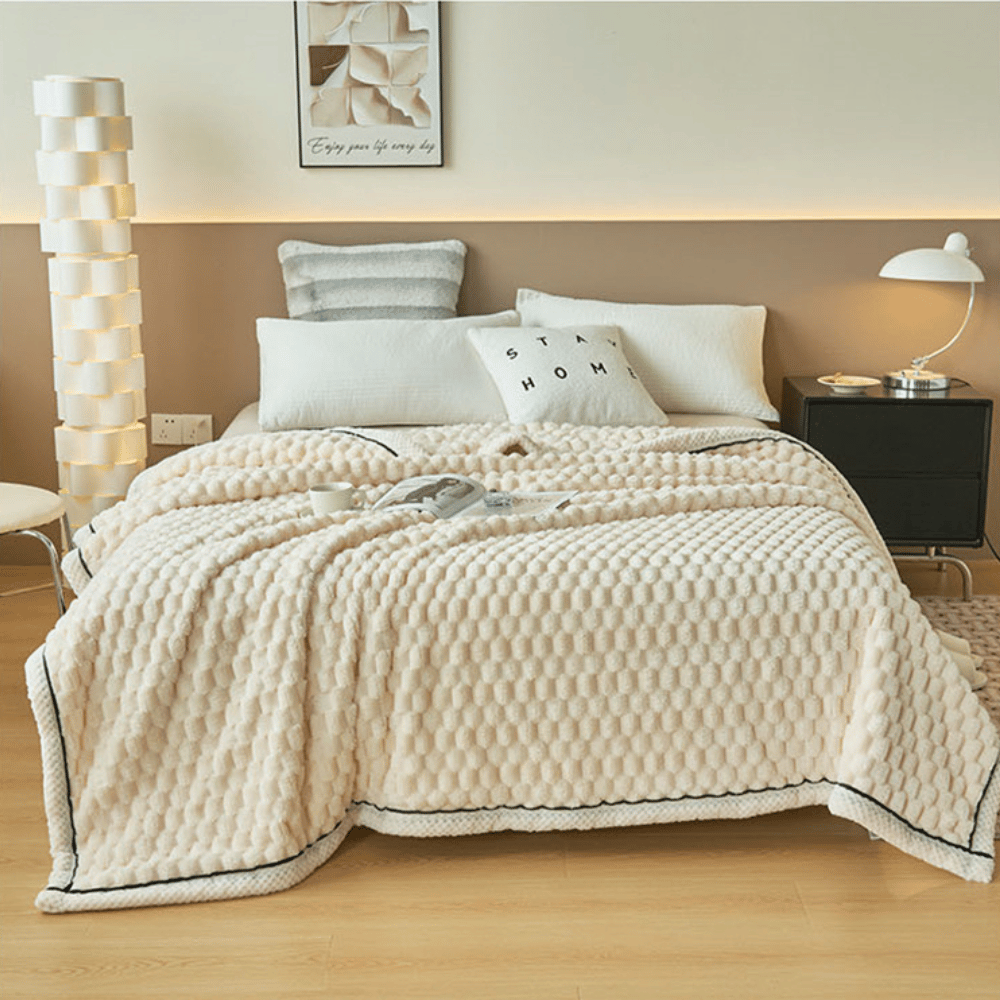 Couverture texturée beige sur lit cosy