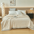 Couverture texturée beige sur lit cosy