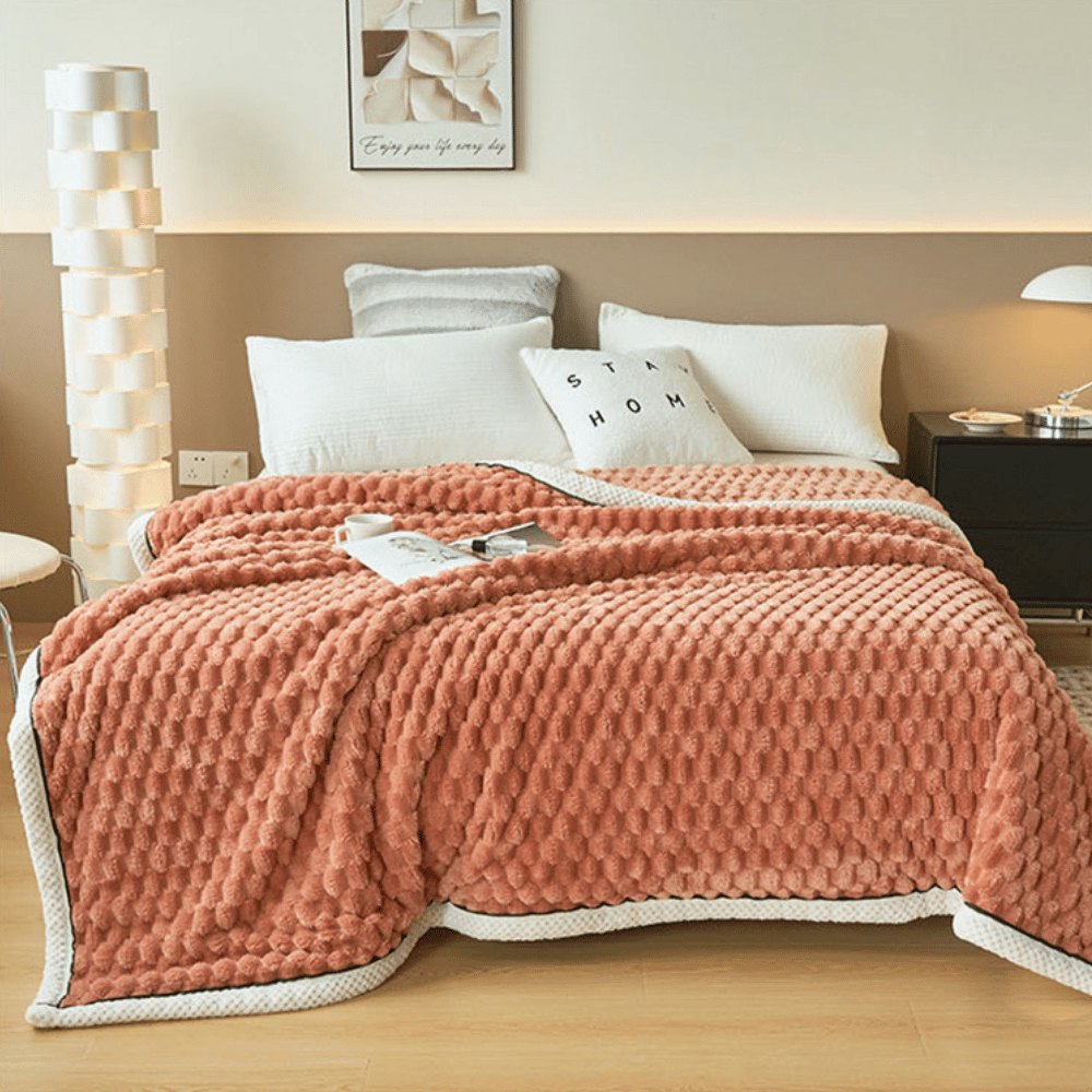 Lit confortable avec couverture beige élégante