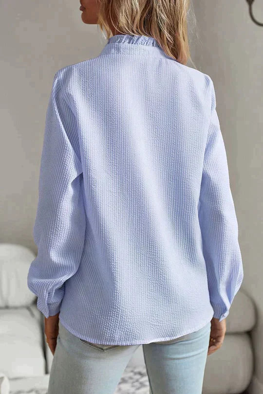 Blouse texturée avec col volanté et fermeture frontale