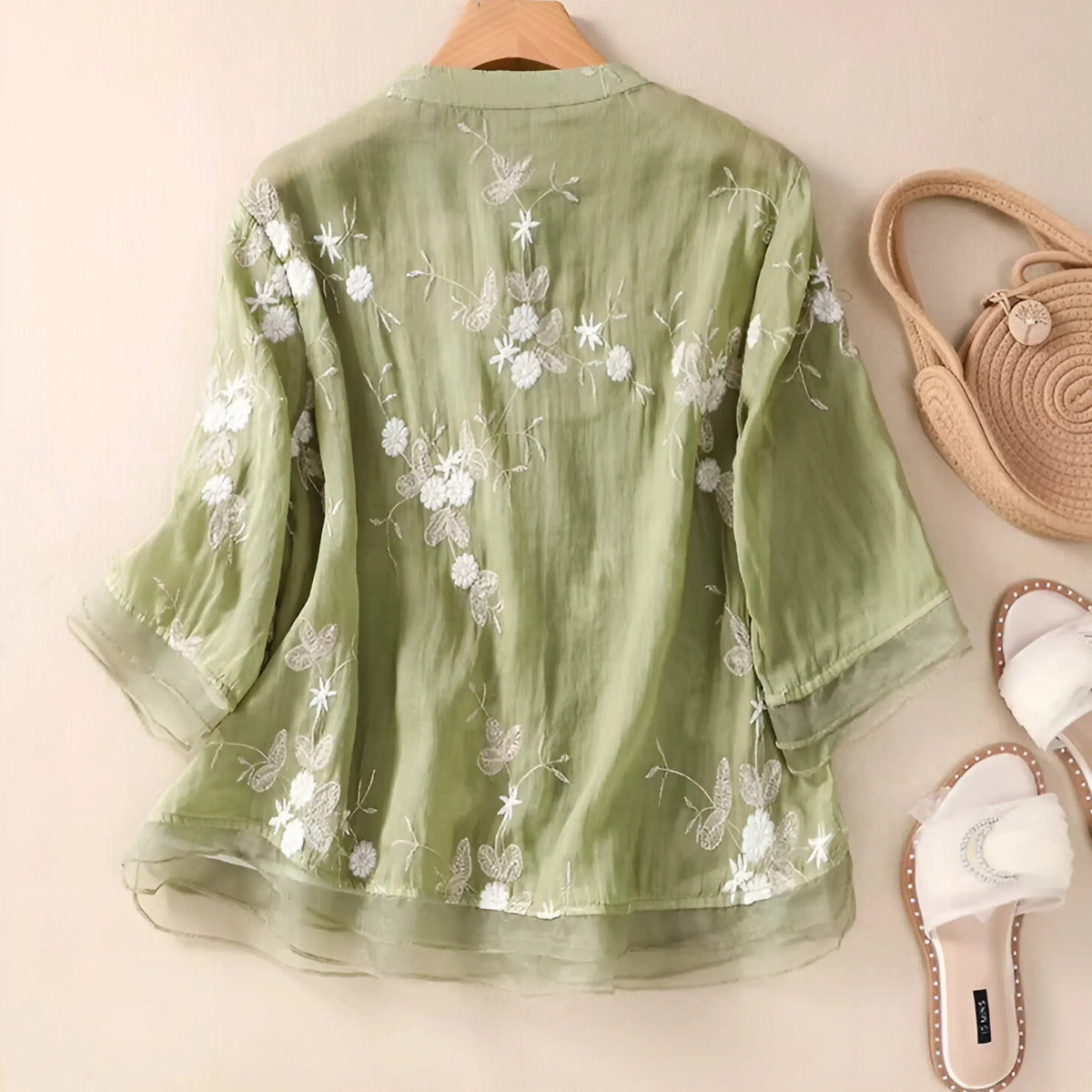 Blouse semi-transparente brodée, fermeture boutonnée devant, col officier, coupe fluide