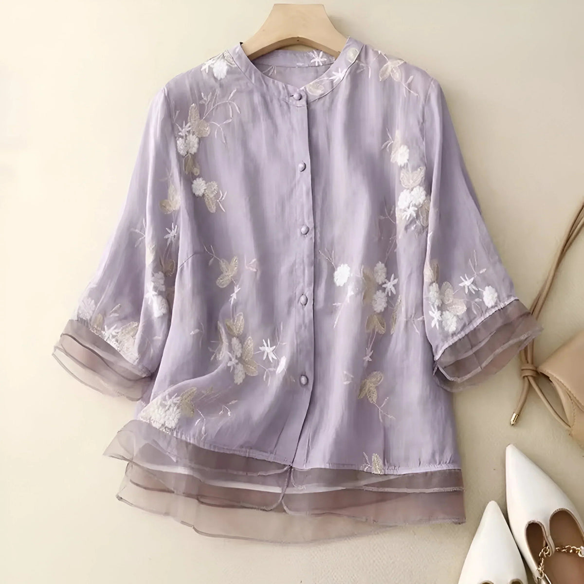 Haut semi-transparent à fleurs brodées, silhouette fluide, manches mi-longues, femme