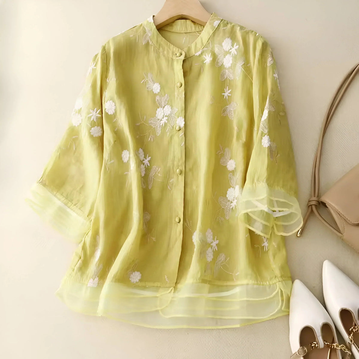 Blouse boutonnée en tissu léger brodé, col officier, ourlet à effet superposé