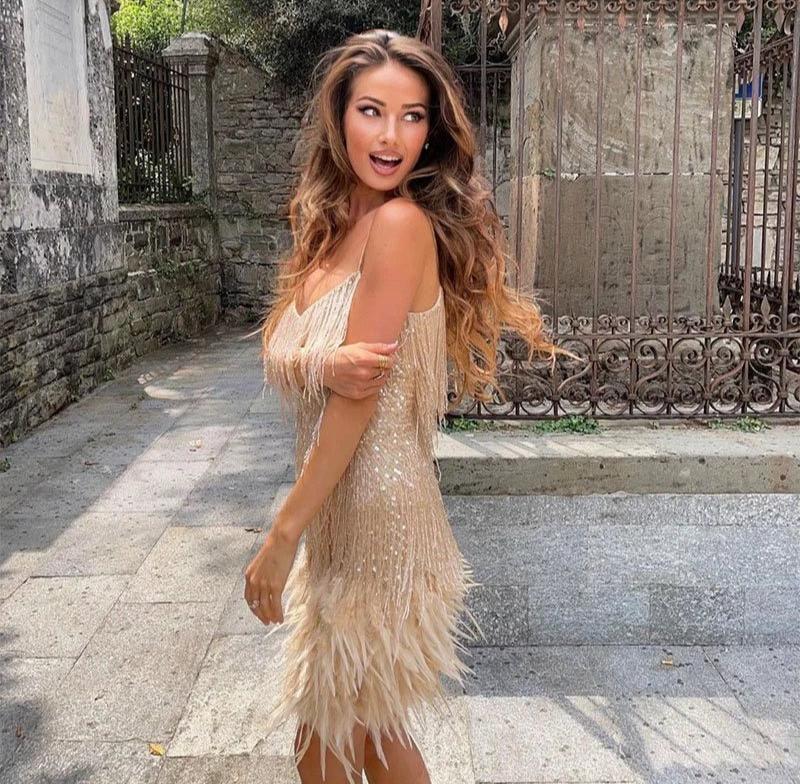 Robe mini à franges et plumes, vue de dos, coupe droite