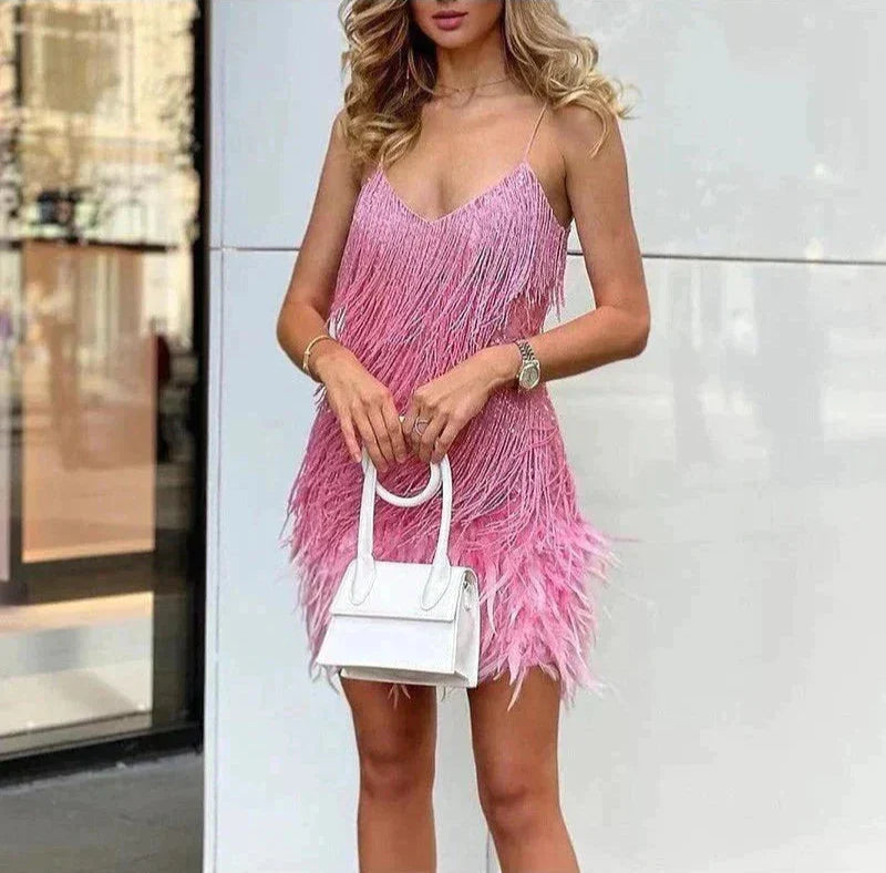 Robe mini ornée de plumes et franges, détail de la coupe latérale