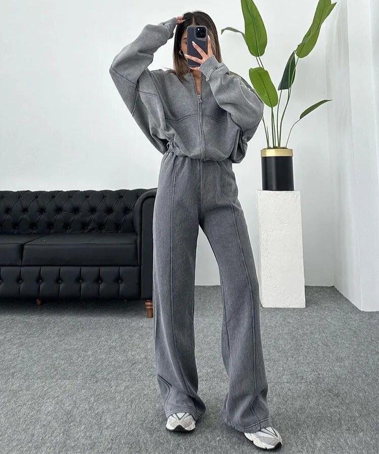 Tenue confortable avec pantalon large et haut zip