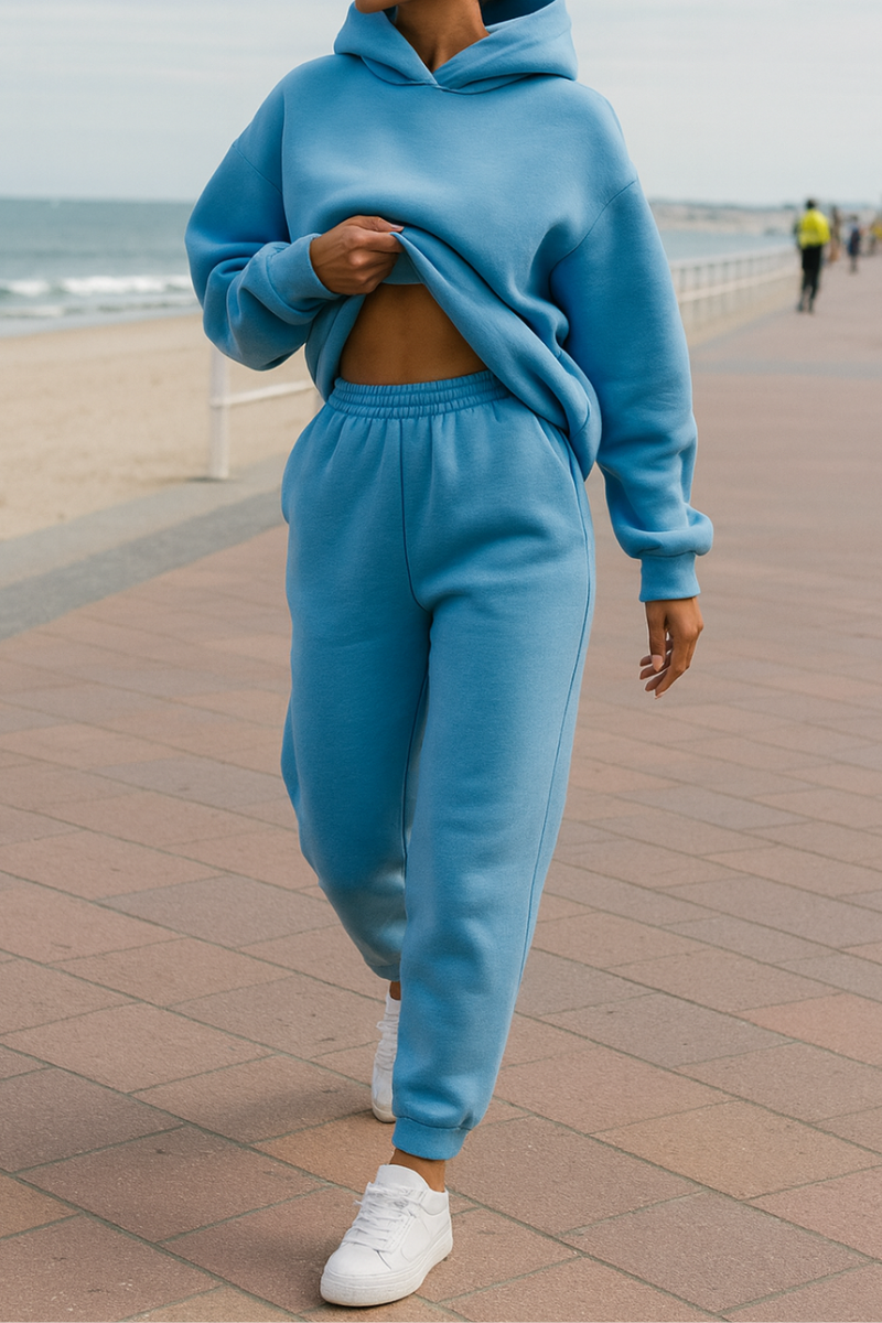 Tenue casual femme avec hoodie et pantalon assorti