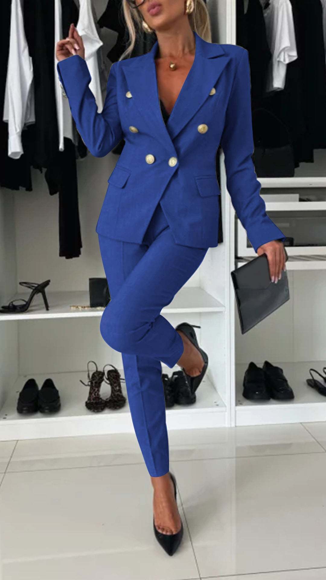 Tailleur pantalon rouge chic pour femme moderne