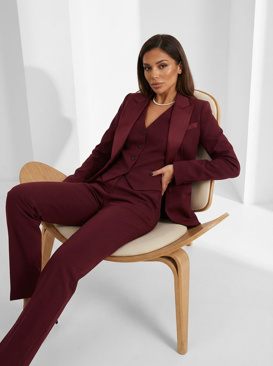 Blazer structuré et gilet assortis portés avec pantalon taille haute femme