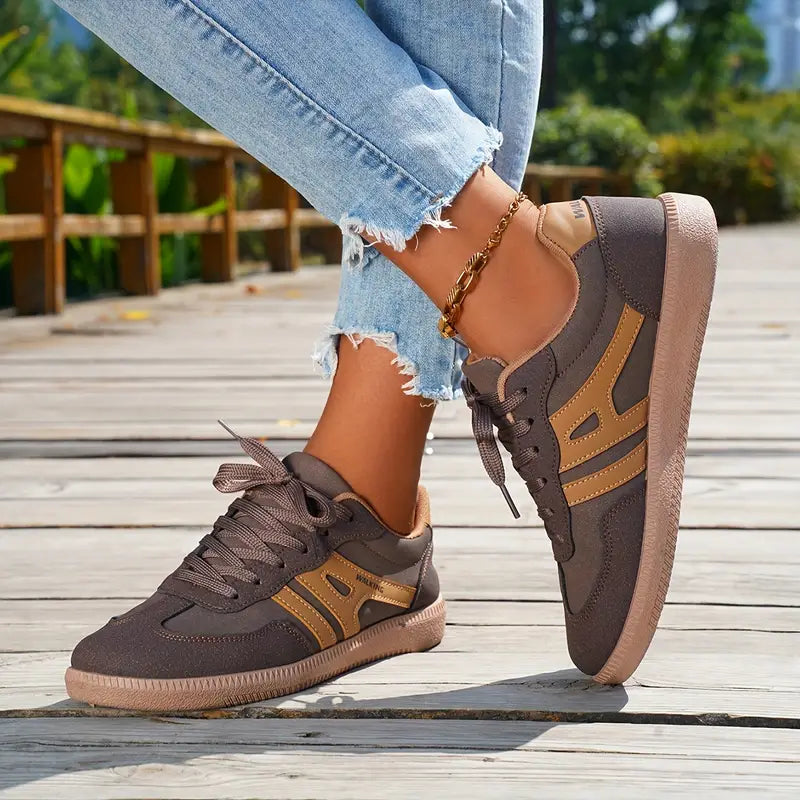 Women's sneakers with contrast panels, lace-up closure, round toe, and flat rubber outsole