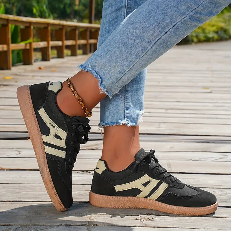 Contrast panel women's sneakers with synthetic upper and flat sole construction