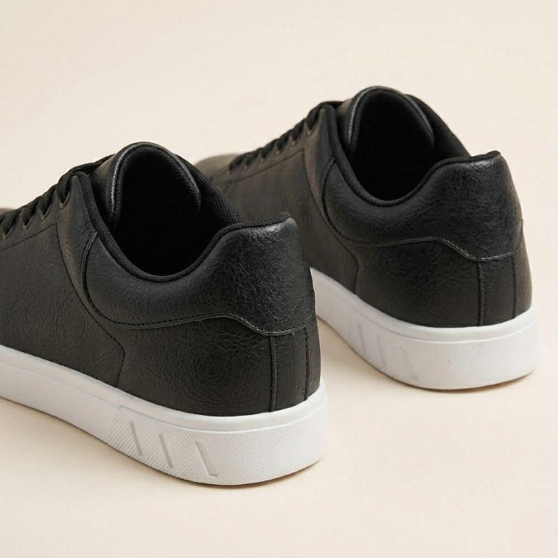 Men's everyday leather sneaker with padded collar and flat contrasting sole