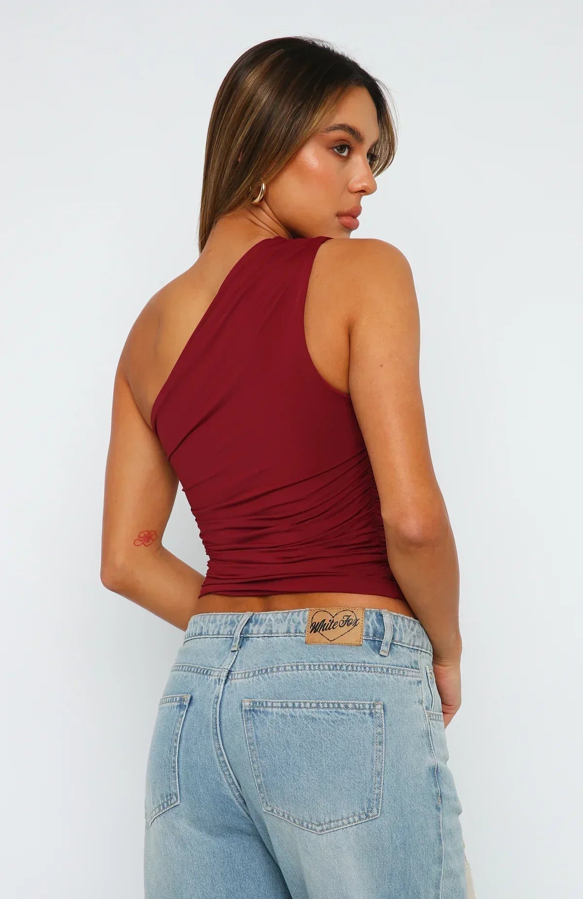 Fitted sleeveless one-shoulder top with ruched texture and straight hem