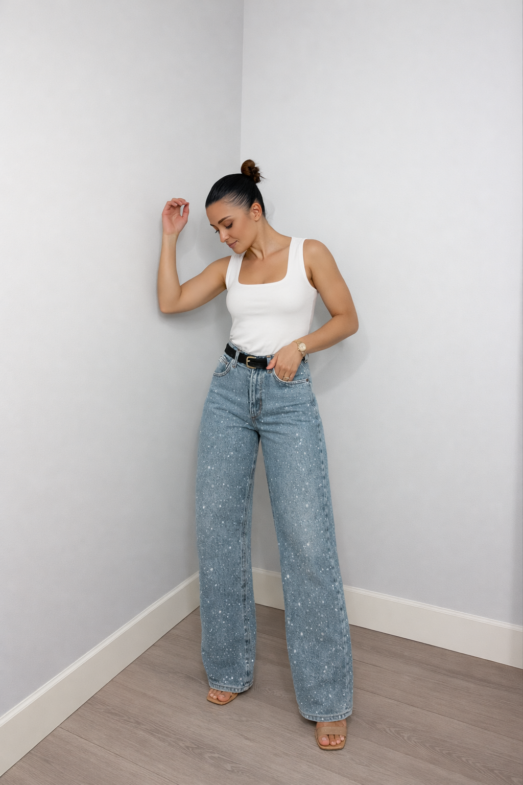 Jean structuré taille haute avec jambes droites et détails pailletés