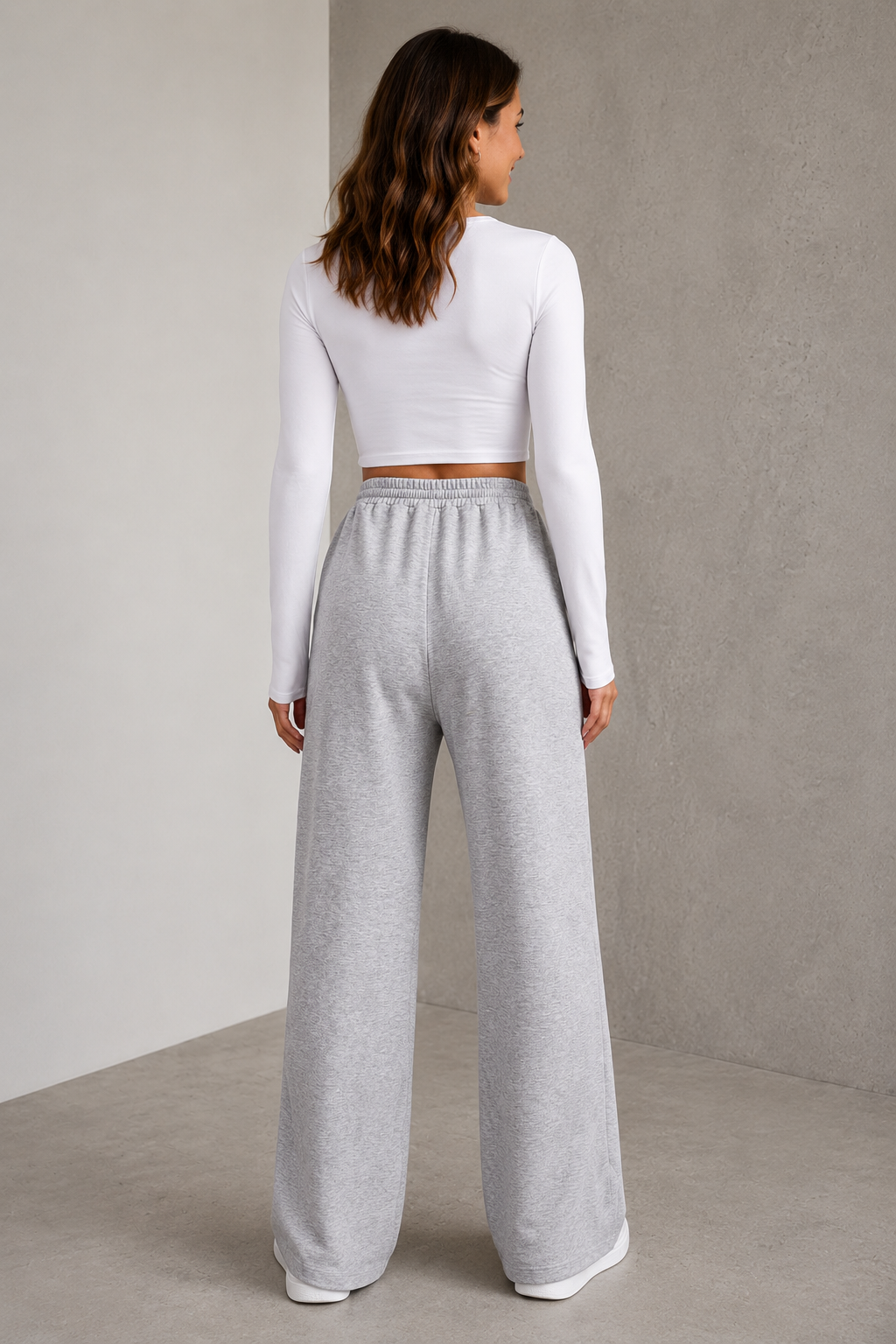 Women's relaxed wide-fit trousers in woven textile with fluid drape