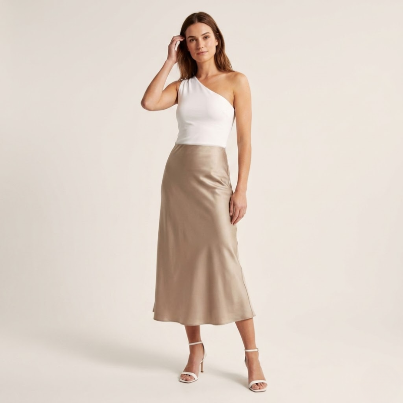 Jupe midi en tissu satiné, coupe biais taille haute, silhouette ajustée