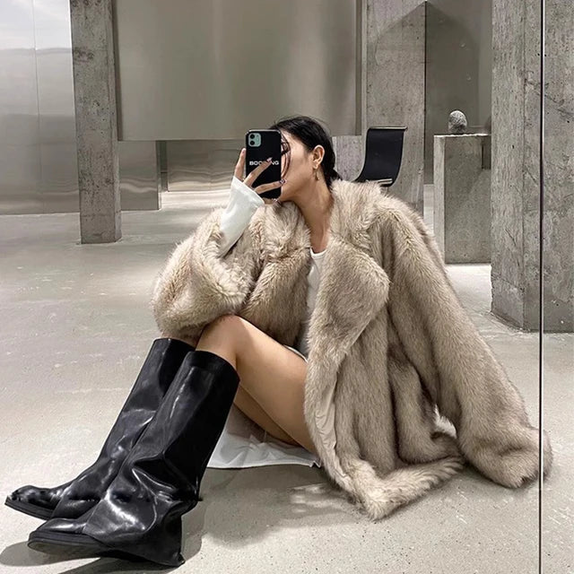 Femme portant un manteau en fourrure synthétique chic