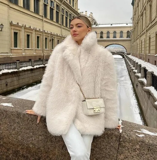 Look glamour avec manteau blanc hiver femme