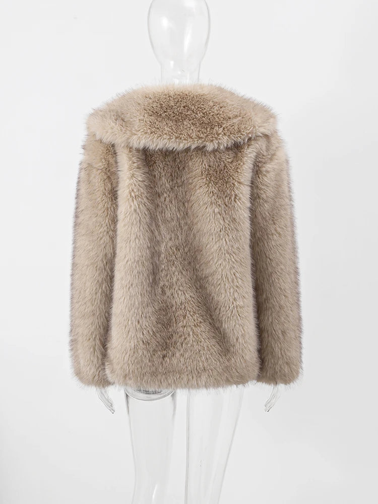 Tenue sophistiquée avec manteau en fausse fourrure