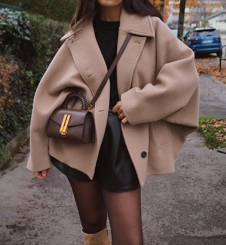 Femme portant un manteau ample style chic urbain