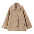 Look moderne avec manteau beige coupe large