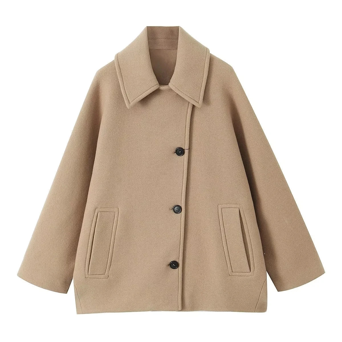 Look moderne avec manteau beige coupe large